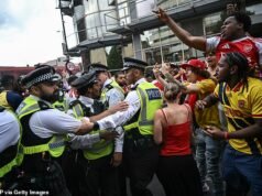 Nove persone vengono arrestate durante la parata per il titolo della Premier League nel nord di Londra mentre scoppia il caos dopo la sconfitta della Champions League