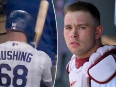 Il ricevitore dei Dodgers Dalton Rushing si picchia con la mazza durante uno scoppio selvaggio in panchina