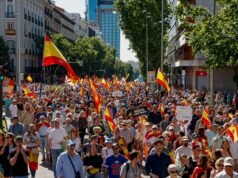 Migliaia di persone marciano a Madrid chiedendo le dimissioni del Primo Ministro spagnolo per accuse di corruzione