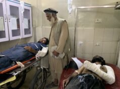 Un camion che trasportava rimpatriati afghani dal Pakistan si ribalta in autostrada, uccidendo 18 persone