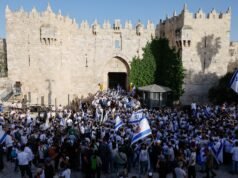 Ultranazionalisti israeliani cantano slogan razzisti durante la marcia del Jerusalem Day