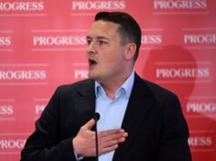 L’ex ministro della Sanità britannico ha annunciato che si candiderà a sostituire il primo ministro Keir Starmer
