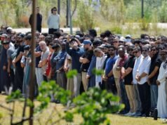 Oltre 2.000 si riuniscono a San Diego per piangere i tre uomini uccisi nell’attacco alla moschea