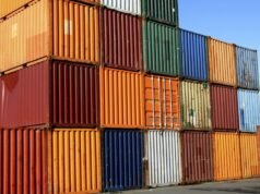Lo smantellamento forzato di 15 container destinati all’esportazione a Singapore diventa uno dei riflettori
