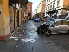 Otto feriti, quattro in modo grave, mentre un’auto si scontra con i pedoni in una città italiana