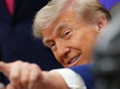 Trump dice il cessate il fuoco “in supporto vitale” mentre incontra i generali e critica i curdi