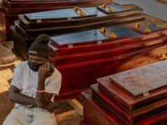 “Ogni ora si fanno bare”: funerali e veglie vietate mentre l’OMS innalza la minaccia di Ebola a “molto alta”