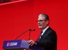 Starmer respinge lo spettro della presunta “estrema destra” nel tentativo di salvare il suo lavoro