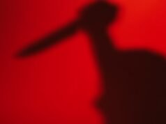 A causa di una foto intima, il marito di Surabaya invita 3 dei suoi amici a hackerare la relazione di sua moglie fino alla sua morte