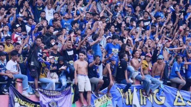 5bbc6aab4adff-suporter-persib-bandung-bobotoh_1265_711.jpg
