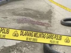 Pochi secondi dopo, 3 motociclette volano dopo aver colpito un palo della coda inseguite da un gruppo armato a Tambora