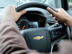 Lascia il vecchio stile, questo è un nuovo modo di tenere il volante in un’auto moderna