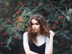 Pois luminosi sul burro esterno, questa è la tendenza della moda che le ragazze urbane stanno cercando