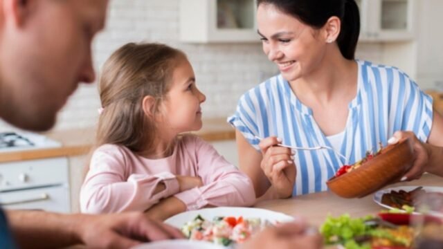 5f803a646ec6d-ilustrasi-parenting-orangtua-dan-anak-anak-makan_1265_711.jpg