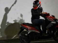 2 ladri che hanno sfiorato i corrieri JNE a Bandung sotto la pioggia sono stati arrestati! Altri 2 sono ancora latitanti con moto e pacchi