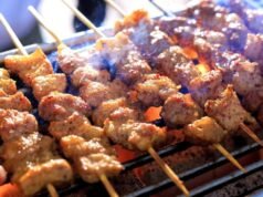 Ricetta per satay e carne al curry sacrificale, preparazioni alimentari preferite durante l’Eid al-Adha