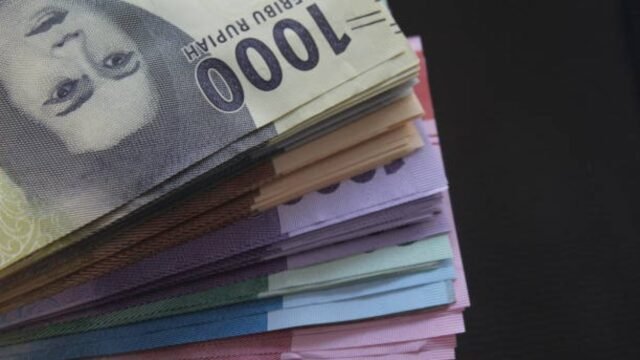674425c20f48c-tumpukan-uang-rupiah-dengan-berbagai-nominal_1265_711.jpg