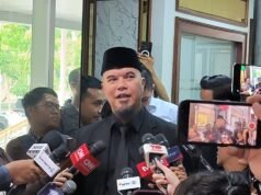 Gli utenti della rete evidenziano come Ahmad Dhani usi parole dure per difendere sua figlia