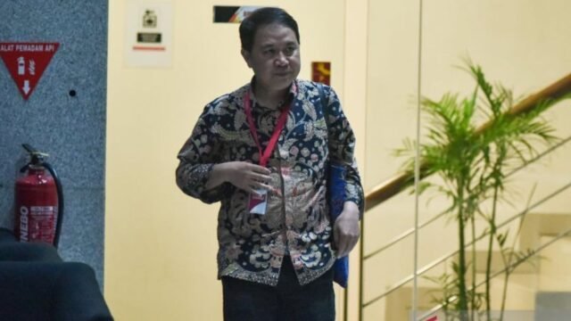 68cca984b2fee-dirjen-phu-hilman-latief-usai-diperiksa-di-gedung-kpk_1265_711.jpg