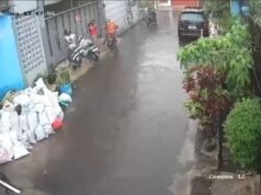 Confessioni di un corriere della JNE a Bandung derubato sotto la pioggia: inizialmente l’autore del reato aveva solo chiesto della plastica