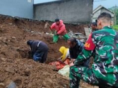 Tragicamente, un anziano muore in una frana mentre puliva i canali sotterranei a Cianjur