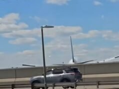 Momenti terrificanti dell’aereo della United Airlines che si schianta contro un camion e un palo della luce durante l’atterraggio
