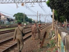 In armi! Brutto video sul lato della ferrovia di Jatinegara