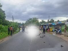 Durante il sorpasso e l’uscita di pista, Fortuner, uno straniero cinese, si è schiantato contro un soldato della Marina indonesiana ed è morto