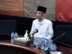 Giocando e fumando durante le riunioni, il membro di Jember DPRD Achmad Syahri riceve un severo rimprovero da Gerindra