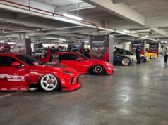 Centinaia di auto Toyota modificate si riversano a Parkit Senayan