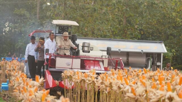 6a085793c7541-kapolri-jenderal-listyo-sigit-prabowo-mendampingi-presiden-prabowo-subianto-meninjau-panen-jagung_gemini_1265_711.jpg