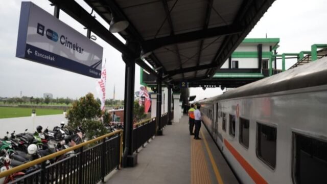 6a10773854fec-stasiun-cimekar-kota-bandung-yang-merupakan-stasiun-kereta-api-terdekat-dari-stadion-glba_gemini_1265_711.jpg