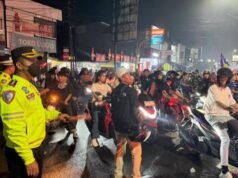 Lo stile umanista del capo della polizia di Karawang incontra Korlap Bobotoh nel fragore della parata dei campioni di Persib Bandung