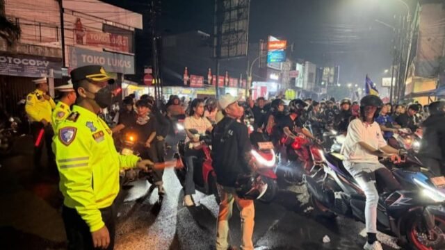 6a11b1406dac4-kapolres-karawang-akbp-fiki-novian-ardiansyah-saat-pengawalan-konvoi-bobotoh_gemini_1265_711.jpg