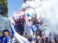 I media malesi evidenziano l’incidente durante la parata dei campioni di Persib, Frans Putros e Andrew Jung diventano vittime