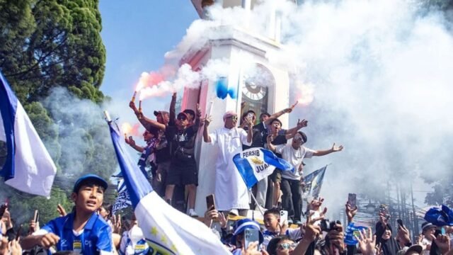 6a13165eb39b4-bobotoh-di-pawai-juara-persib-bandung-minggu-24-mei-2026_gemini_1265_711.jpg