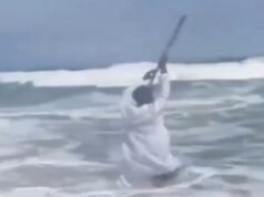 Un uomo ghanese virale afferma che il “profeta” vuole dividere il mare e invece cade quando viene colpito dalle onde