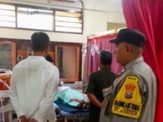 Negli istanti in cui un petardo in mongolfiera esplode a Blitar uccide una persona e ferisce 2 bambini