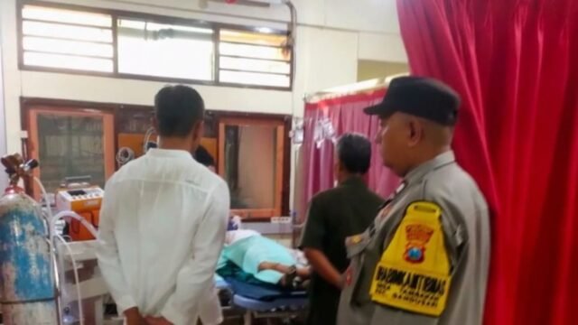 6a1714cbdc66d-polisi-memantau-kondisi-korban-ledakan-petasan-di-desa-tambakan-kecamatan-gandusari-kabupaten-blitar_gemini_1265_711.jpg