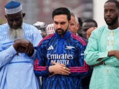 Il momento in cui il primo sindaco musulmano di New York ha pregato l’Eid al-Adha indossando la veste dell’Arsenal
