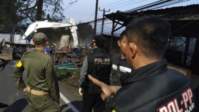 6a18e95e5142c-warung-warung-di-pinggiran-jalan-jalur-puncak-dibongkar-satpol-pp_gemini_1265_711.jpg