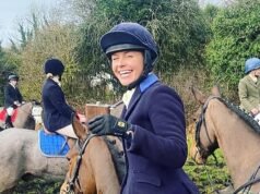 La motociclista britannica, 36 anni, è stata uccisa quando è stata sbalzata da cavallo e questo le è caduto addosso, secondo l’inchiesta