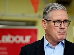Gli elettori britannici girano a destra verso Farage, ma Starmer si rifiuta di andare