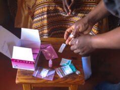 I tagli agli aiuti e il cambiamento climatico provocano un’ondata mortale di malaria nello Zimbabwe