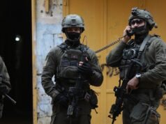 Coloni israeliani hanno dato fuoco a case e automobili durante violenti raid in Cisgiordania