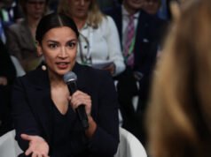 AOC “razzista” afferma che i neri americani hanno creato la democrazia