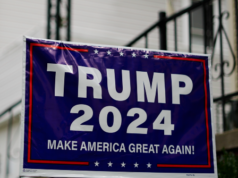 VIDEO – I vicini della California piangono il veterano proprietario della “Trump House” morto dopo un violento pestaggio: “Era un patriota”