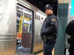 Gli agenti di New York cercano una donna accusata di aver accoltellato un uomo sul treno