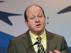 Il Partito Democratico del Colorado censura il governatore Jared Polis per aver commutato la sentenza di Tina Peters