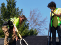 Il programma della California offre pannelli solari gratuiti agli stranieri illegali